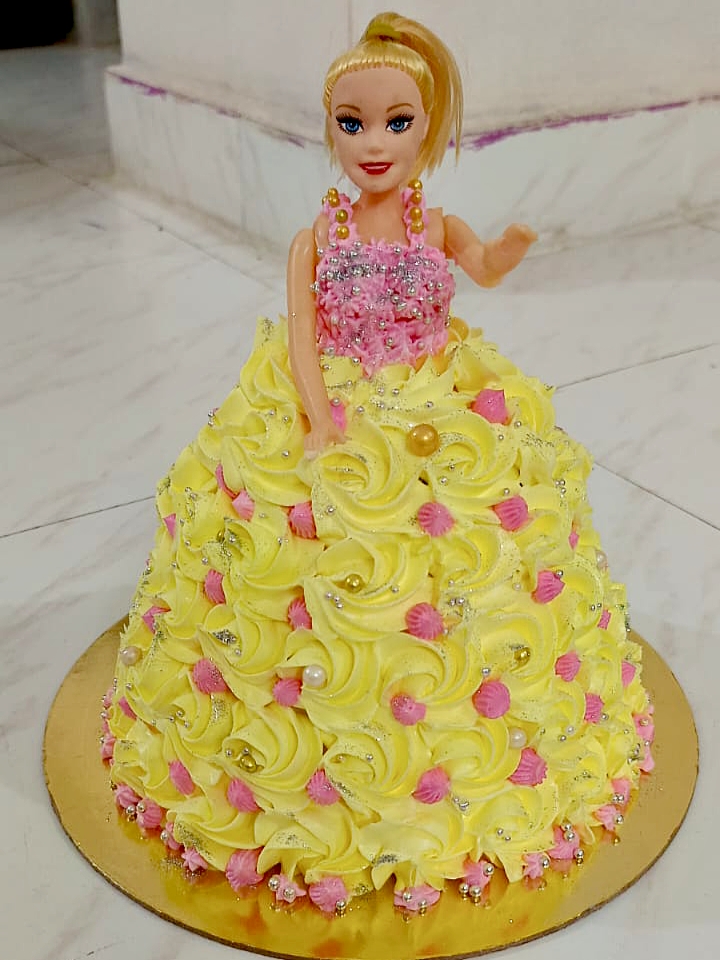 Cupcakes with neat swirled frosting